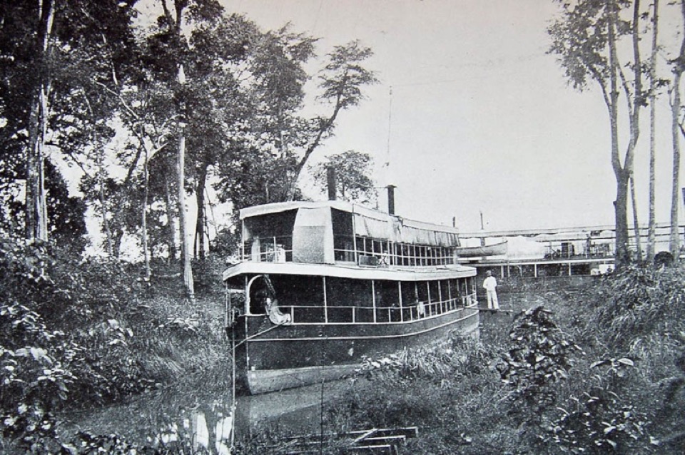 La chaloupe La Garcerie dans le bassin d&#39;échouage de Khone Sud (1898)